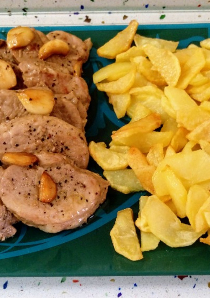 Una foto de Solomillo al whisky con patatas fritas