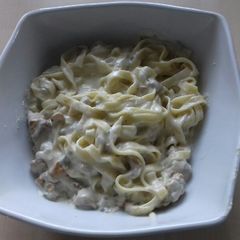 A picture of Chanterelles and gorgonzola pasta.