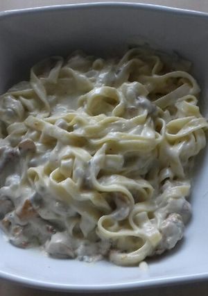 A picture of Chanterelles and gorgonzola pasta.