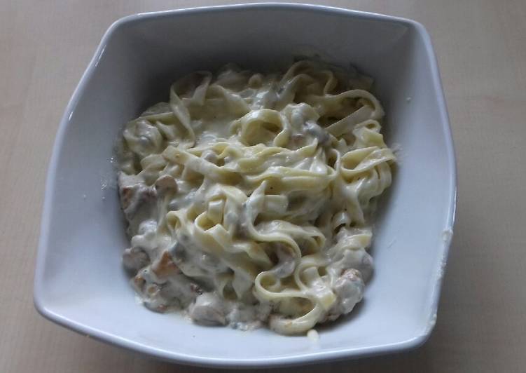 Chanterelles and gorgonzola pasta