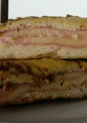 Una foto de Fugaza rellena de jamón y queso