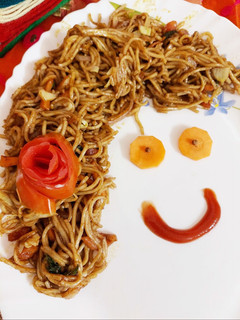 વેજ હક્કા નૂડલ્સ (veg hakka noodles recipe in gujarati) રેસીપી મુખ્ય ફોટો