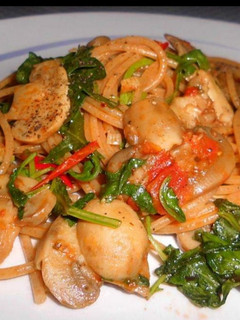 Foto di Spaghetti Integrali con Funghi Champignon, Pomodorini e Rucola