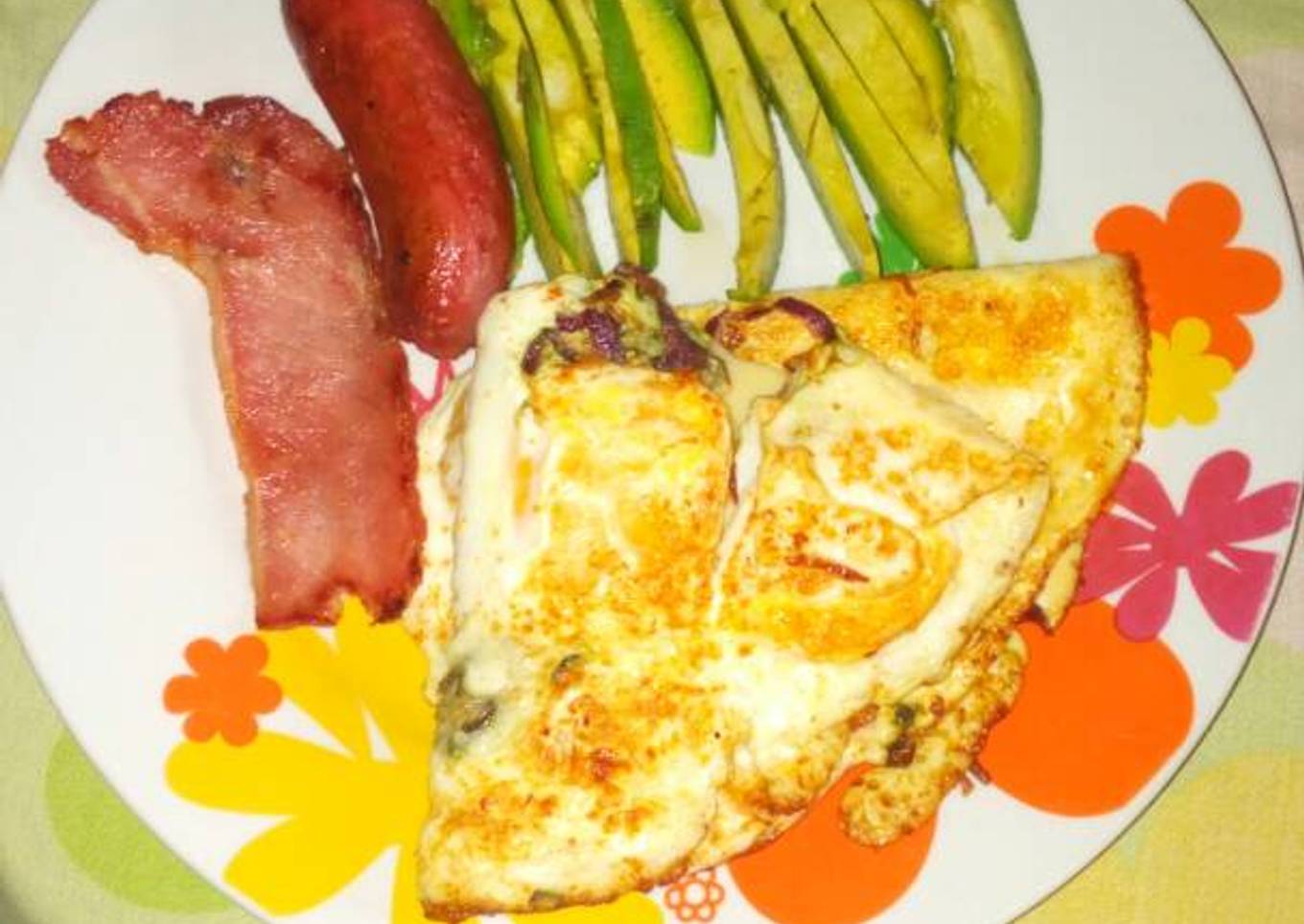 Fried eggs with sausages and avacado pear