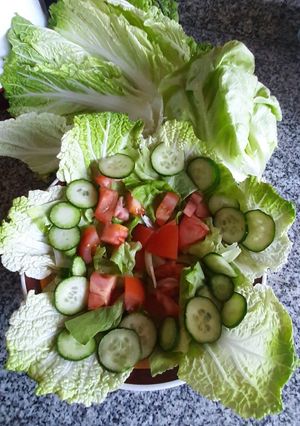 Una foto de Ensalada fresca con akusay, la lechuga japonesa