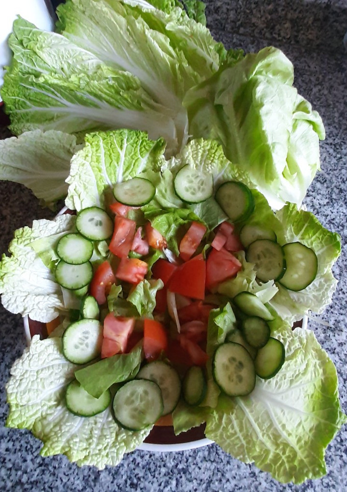 Una foto de Ensalada fresca con akusay, la lechuga japonesa