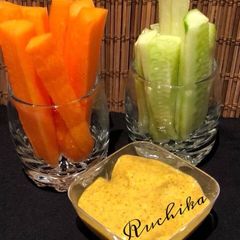 A picture of Salad & dip.