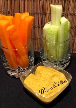 A picture of Salad & dip.