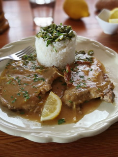 Una foto de Chuleta de cerdo en salsa al limón