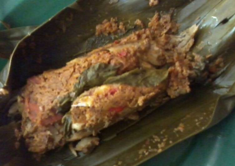 Cara mudah Menyiapkan Brengkes Iwak Pindang/Pepes Ikan Cuwe yang Menggugah Selera