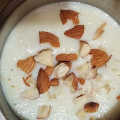 A picture of Apple shake with almonds.