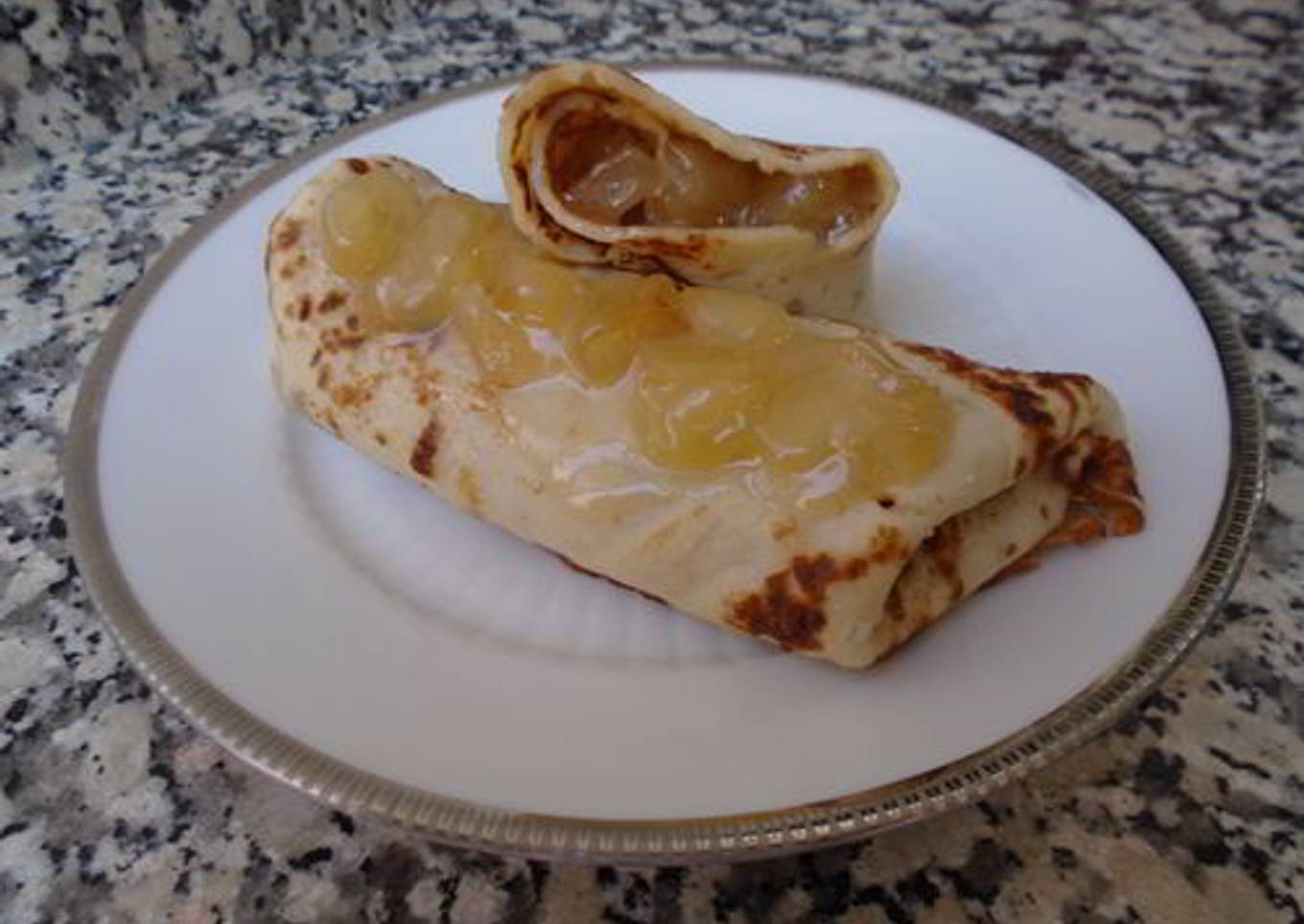 Crepes rellenos de manzana con caramelo salado