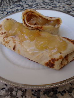 Una foto de Crepes rellenos de manzana con caramelo salado