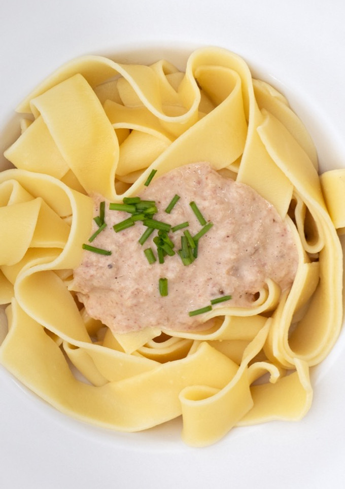 Una foto de Tagliatelle con salsa de paté