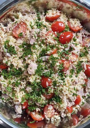Une photo de Salade semoule, thon, tomates, poivron
