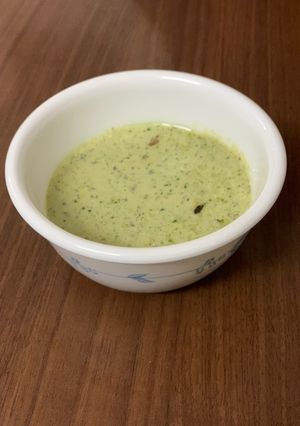 A picture of Green coconut chutney.