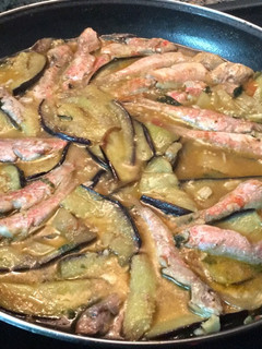 Una foto de Suquet de salmonete con berenjena