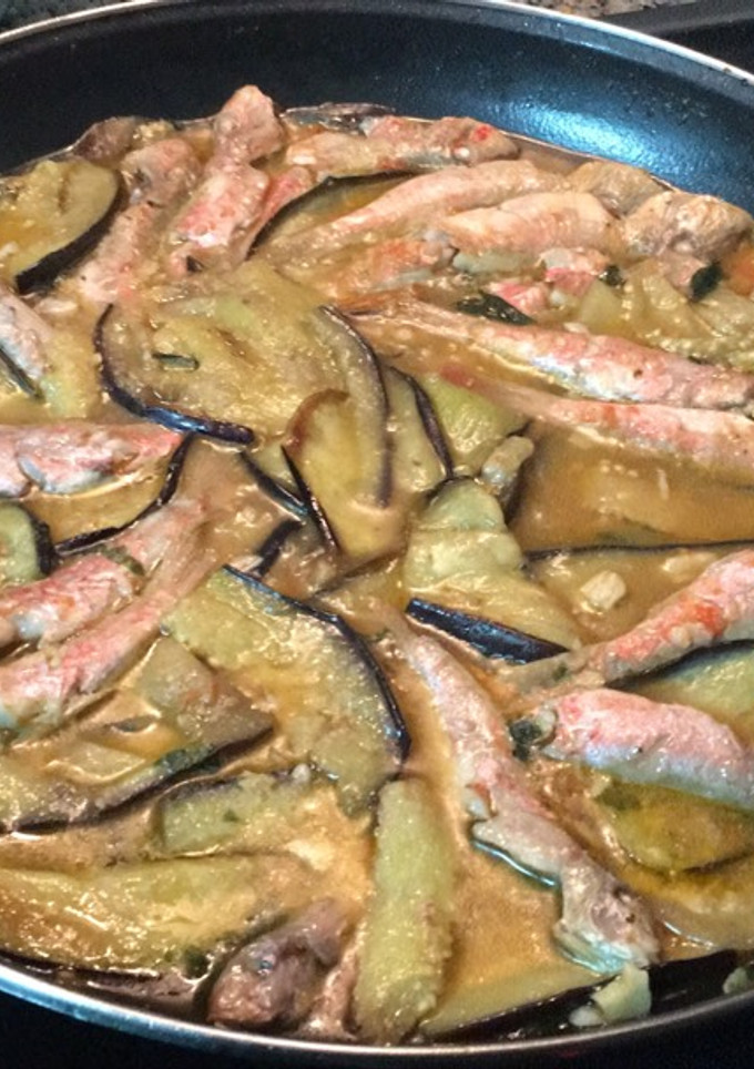 Una foto de Suquet de salmonete con berenjena