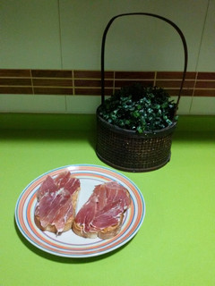 Una foto de Tostas de pan tomaca y jamón