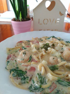Una foto de Pasta con espinacas, gambas y beicon