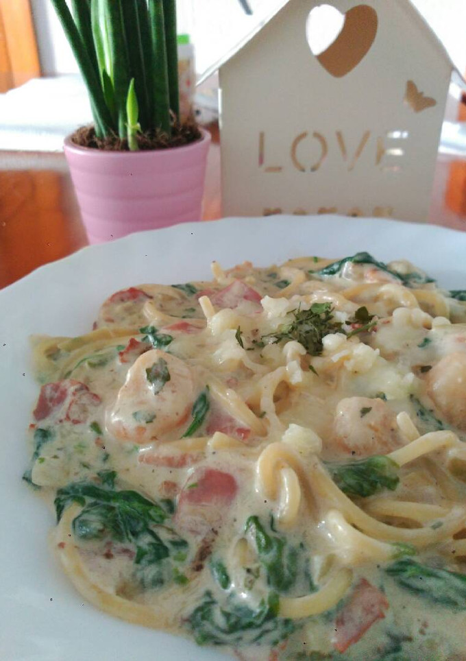 Una foto de Pasta con espinacas, gambas y beicon