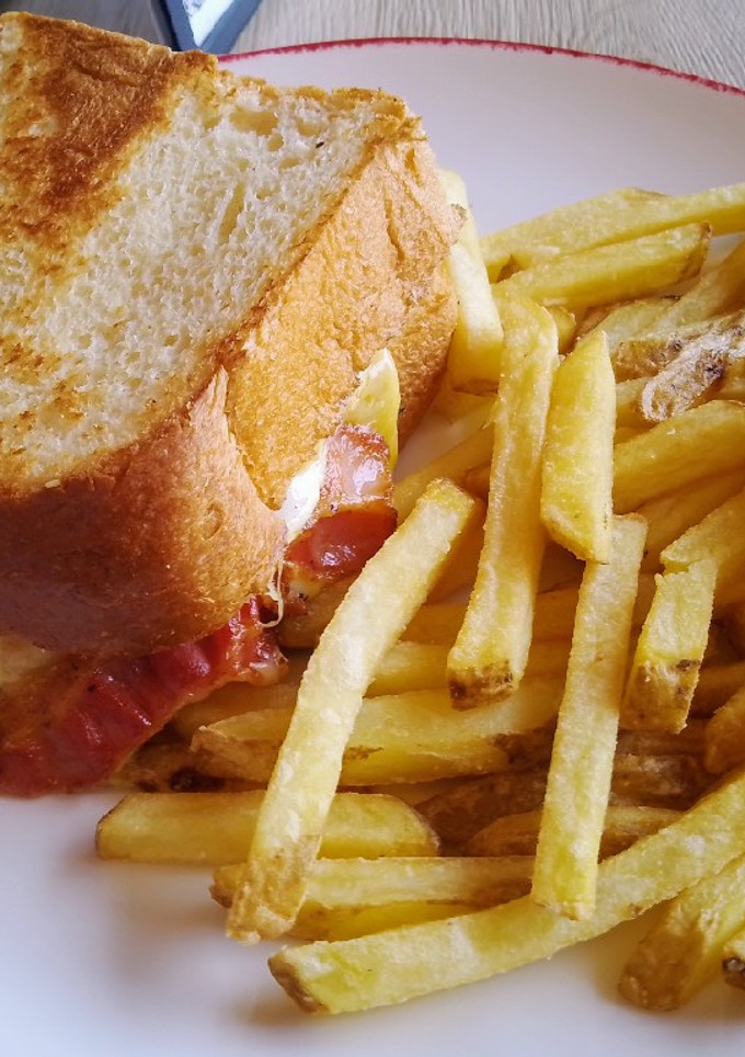 Una foto de Sandwich de huevo frito Vips