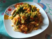 Una foto de fideos con crema y pollo