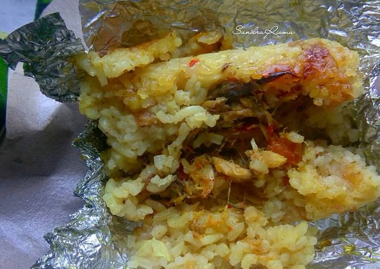 Bagaimana meracik Nasi Bakar Ikan Pindang Suwir yang nikmat