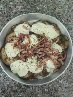 Una foto de Berenjena con mozzarella y bacon