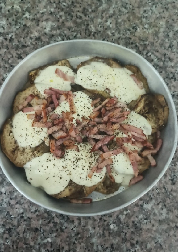Una foto de Berenjena con mozzarella y bacon