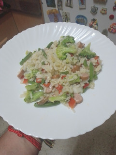 Una foto de Salteado de arroz, verduras y salchichas