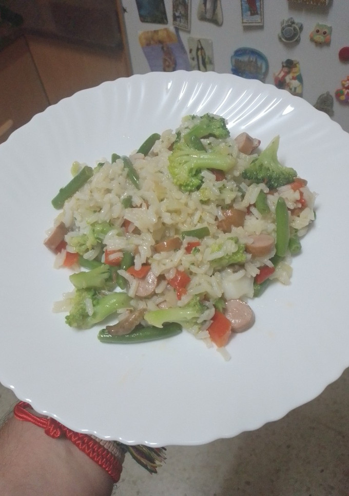 Una foto de Salteado de arroz, verduras y salchichas