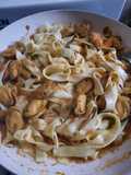 Fideos secos tagliatelle con mejillones