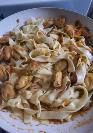 Una foto de Fideos secos tagliatelle con mejillones