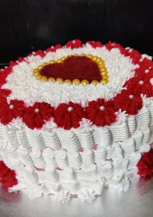 રેડ વેલવેટ ફ્રેશ ક્રીમ કેક (Red Velvet Fresh Cream Cake Recipe In Gujarati) રેસીપી મુખ્ય ફોટો