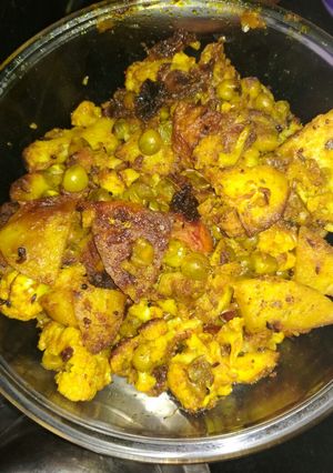 A picture of Cauliflower Potato green peas stir fry.