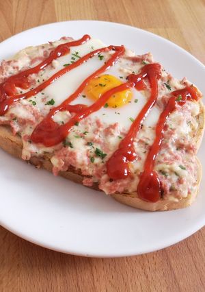 Sonkás sajtos melegszendvics recept fotója