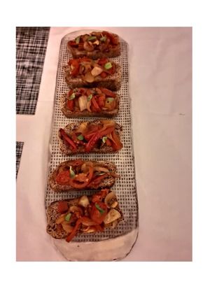 Una foto de Bruschettas de verduras y albahaca 🌿 🍅