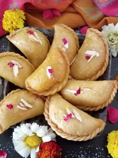 गुजिया (Gujiya recipe in hindi) रेसिपी मुख्य फोटो