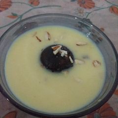 A picture of Custard with gulab jamun.