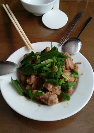 Hình của món Cá dấu đầu loài đuôi sào sả ớt.