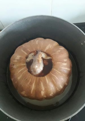 Hình của món Bí đỏ om gà tre.