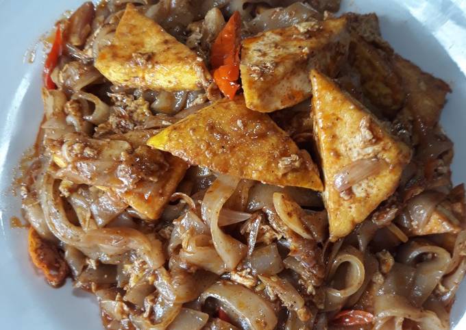 Kwetiaw goreng toping tahu bumbu rendang