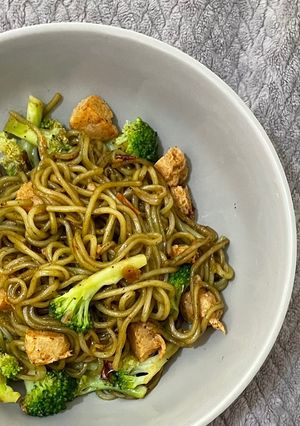 Foto resep Fried Noodle with Broccoli & Soya Chicken - Mie Goreng dengan Brokoli & Ayam Kedelai