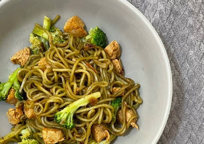 Fried Noodle with Broccoli & Soya Chicken - Mie Goreng dengan Brokoli & Ayam Kedelai