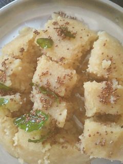 रवा ढोकळा (rava dhokla recipe in marathi) रेसिपी चे मुख्य फोटो 