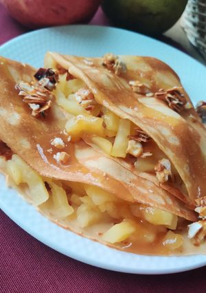 Une photo de Crêpes aux pommes- caramel beurre salé-amandes caramélisées