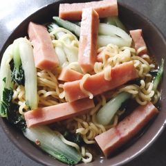 A picture of Noodle in Bakchoy and Ham.