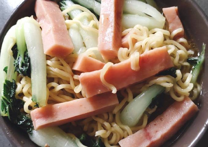 Steps to Make Homemade Noodle in Bakchoy and Ham