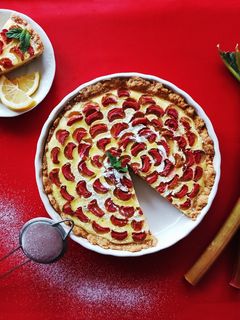 Zdjęcie przepisu Sernik z rabarbarem na kruchym cieście.